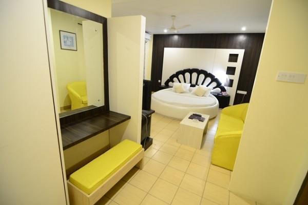 Hotel Little Palace Dibrugarh Buitenkant foto